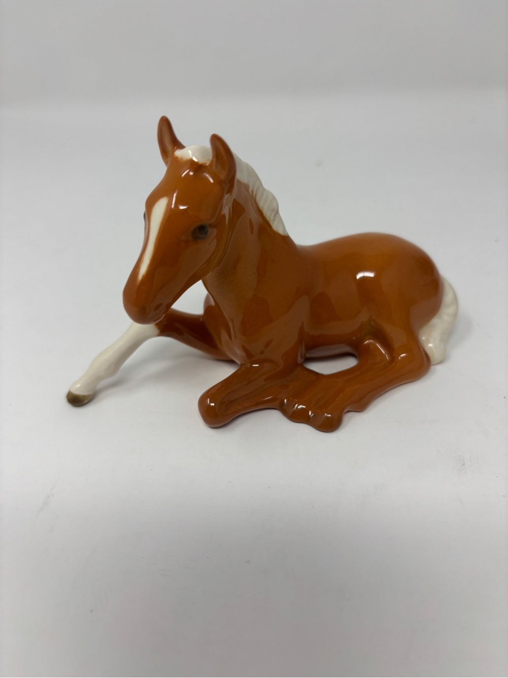 Beswick England Vintage Palomino Foal Horse Laying Down Resting 915